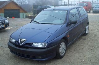 Alfa Romeo 145 front left.jpg